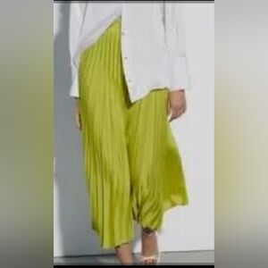 Jon & Anna Women's Pleated Capris - Chartreuse Size M
